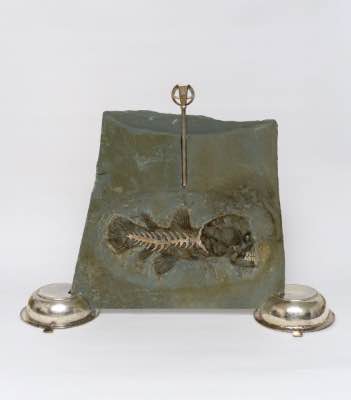 2018 - 27" x 36" x 12" - Bas relief sur grès (oxydé, ciselé et fini flamme, patine acrylique, argenterie de l’hôtel Le Reine Elizabeth et cristal du lustre de la chambre 1742-John Lennon, au Reine Elizabeth)